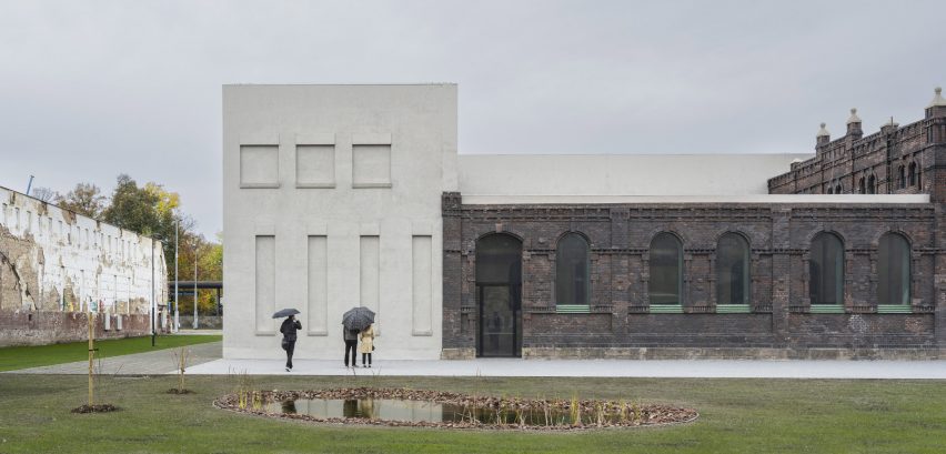 Concrete extension to an art gallery in the Czech Republic