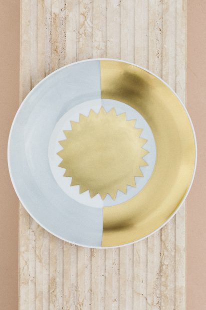 Gold-rimmed plate for Villa Planchart