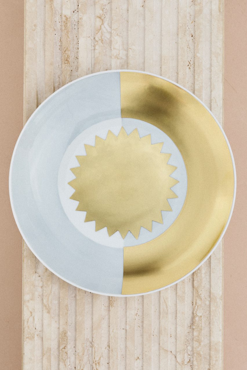 Gold-rimmed plate for Villa Planchart