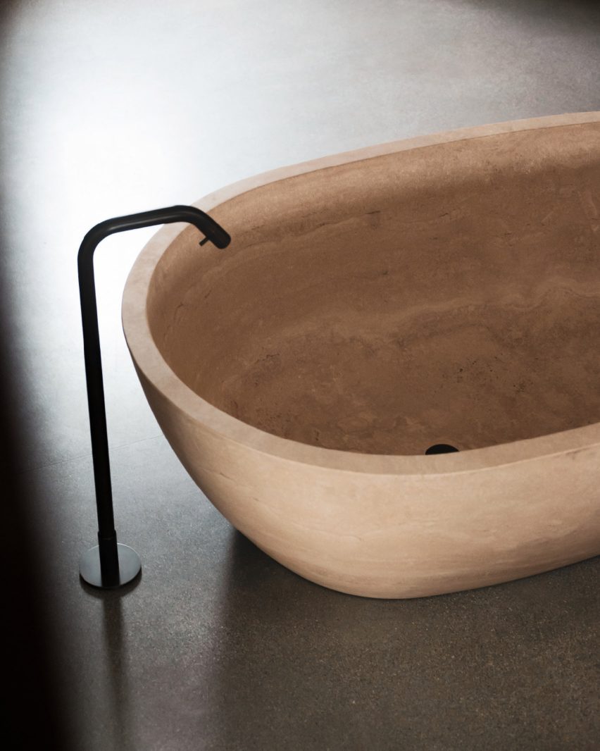 Spoon XL bath in travertine