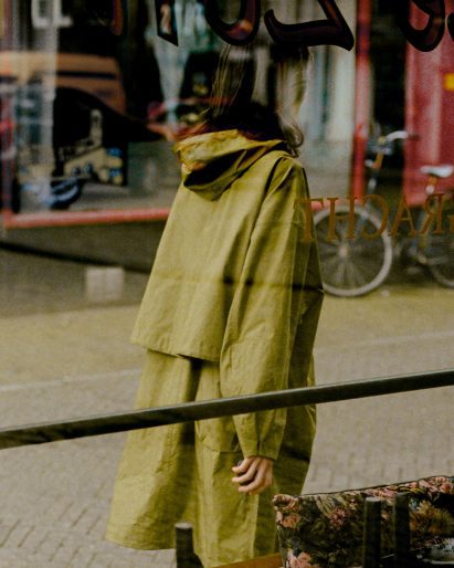 Photo of a woman looking forwards and walking while holding the Terra device by Panter & Tourron and Modem Works Design in one hand