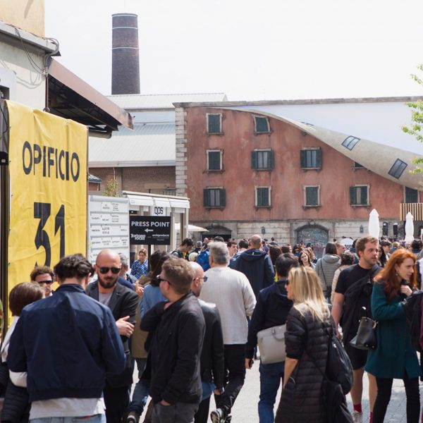 Photo of crowds at the entrance of Tortona Rocks