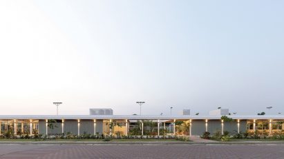 Low-slung rectilinear pavilion