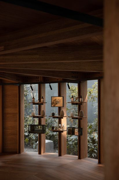 Vertical louvres supporting shelves and vitrines that display various items