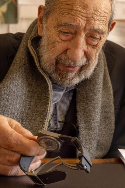 Alvaro Siza inspecting a watch