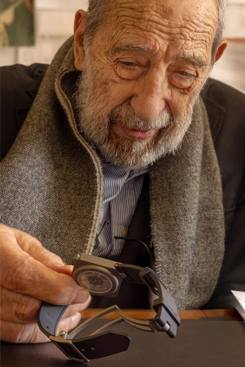 Alvaro Siza inspecting a watch