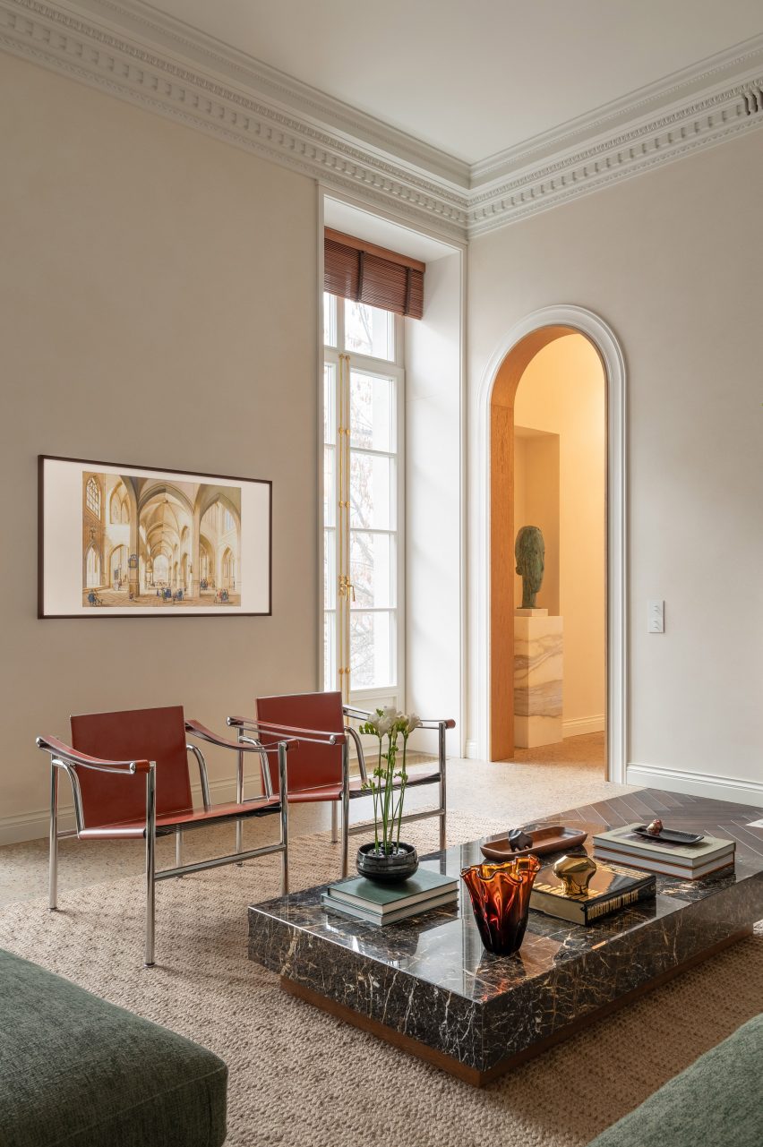 Modektura Studio fills apartment with artwork