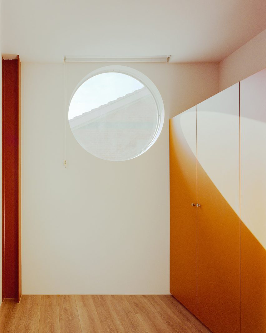 Double Roof House by Studio Tngtetshiu