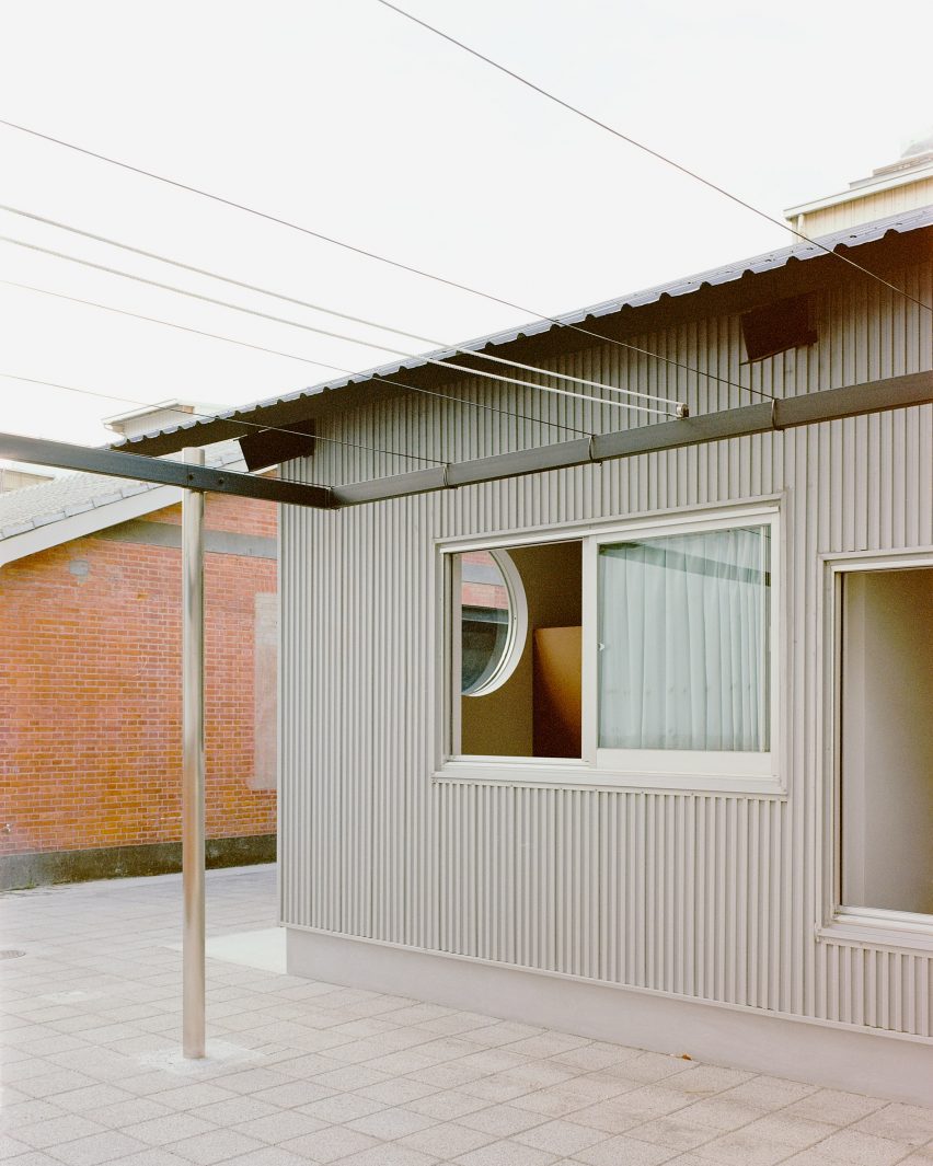 Double Roof House by Studio Tngtetshiu