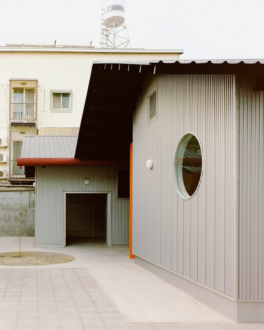 Double Roof House by Studio Tngtetshiu