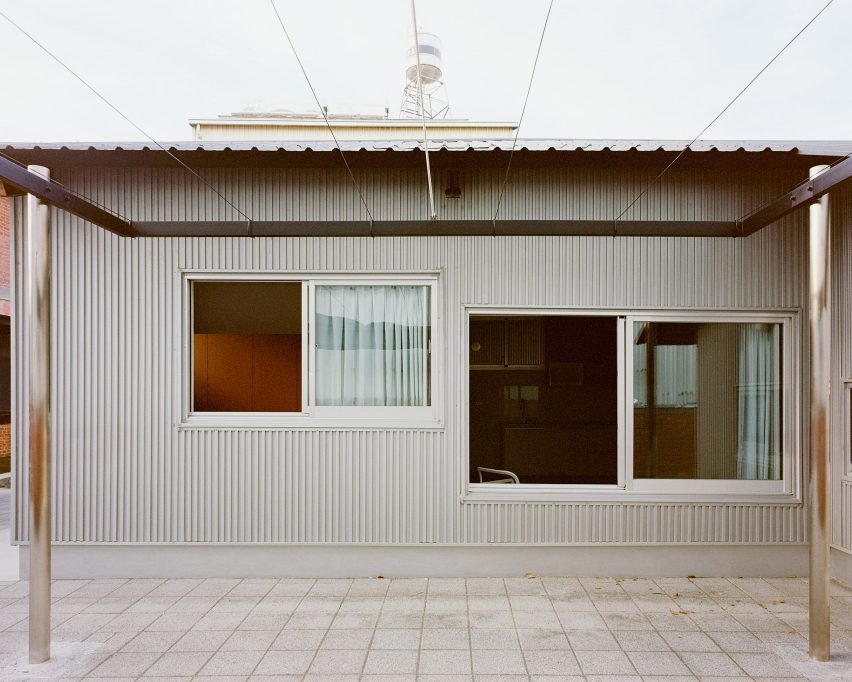 Double Roof House by Studio Tngtetshiu