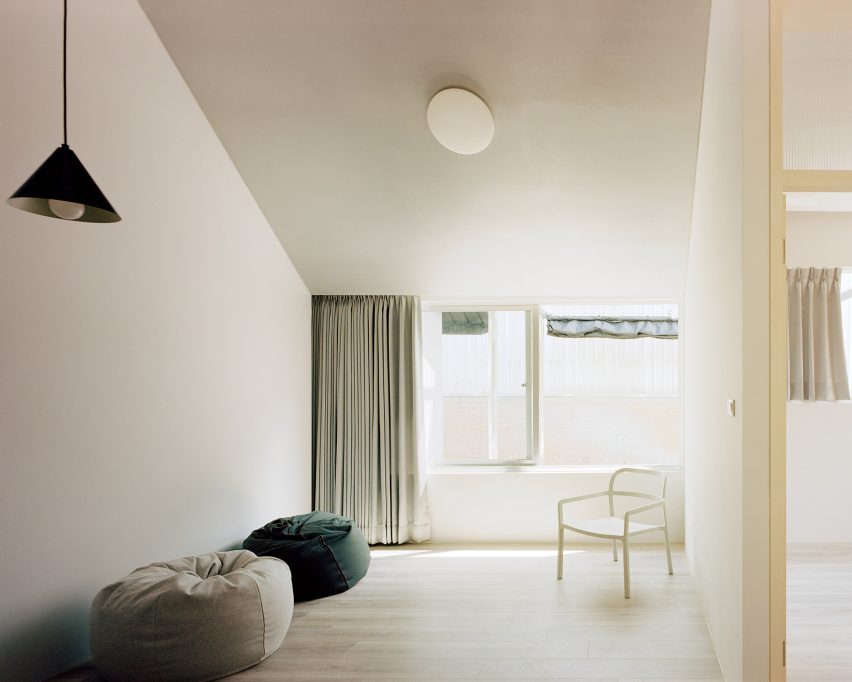 Double Roof House by Studio Tngtetshiu