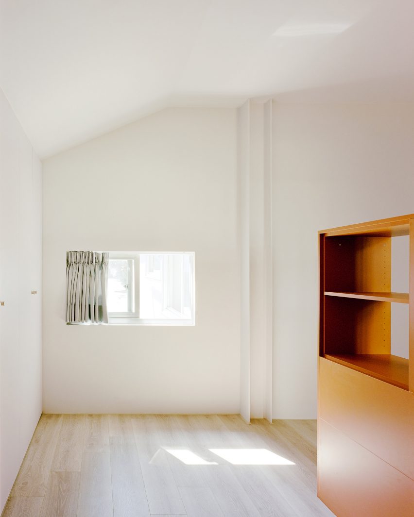 Double Roof House by Studio Tngtetshiu