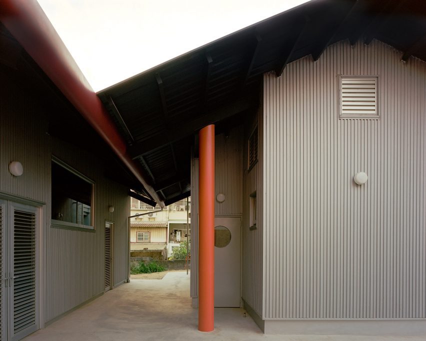 Double Roof House by Studio Tngtetshiu