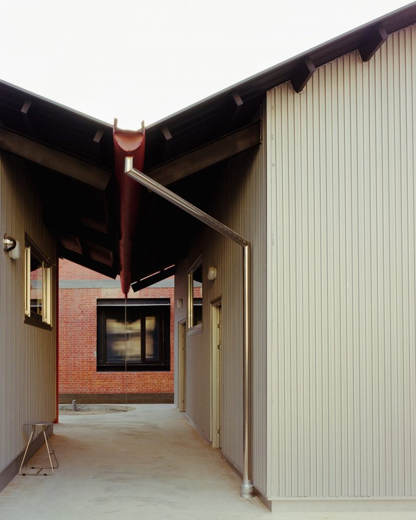 Double Roof House by Studio Tngtetshiu