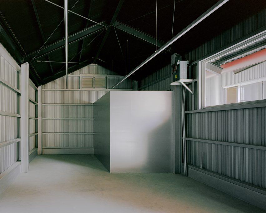 Double Roof House by Studio Tngtetshiu