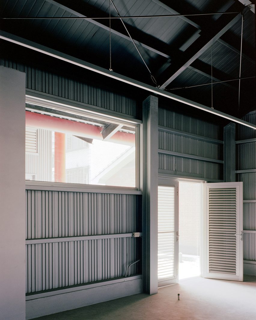 Double Roof House by Studio Tngtetshiu