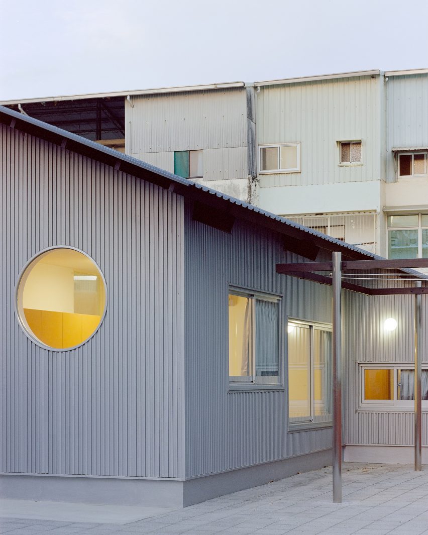 Double Roof House by Studio Tngtetshiu