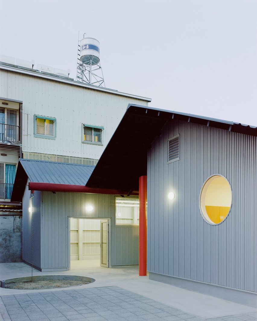 Double Roof House by Studio Tngtetshiu