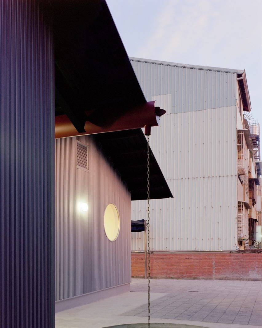 Double Roof House by Studio Tngtetshiu