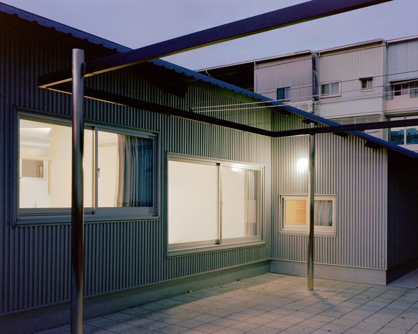 Double Roof House by Studio Tngtetshiu