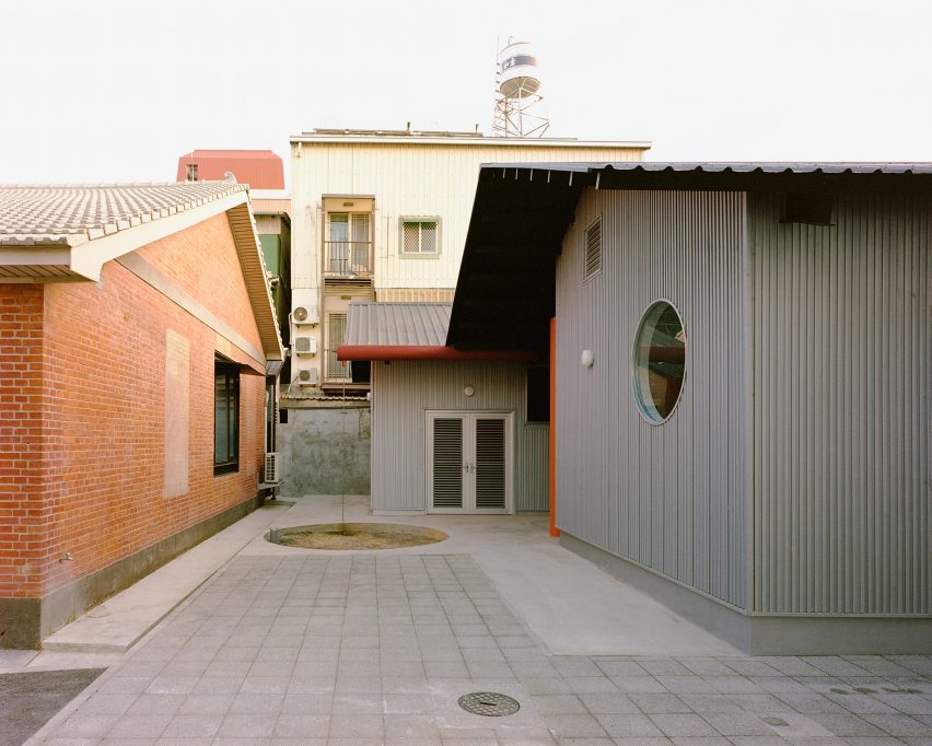 Double Roof House by Studio Tngtetshiu
