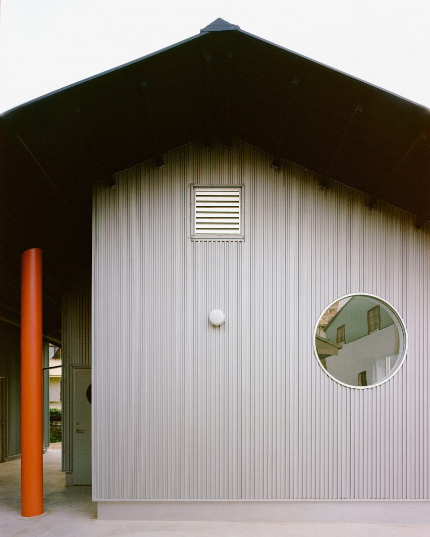 Double Roof House by Studio Tngtetshiu