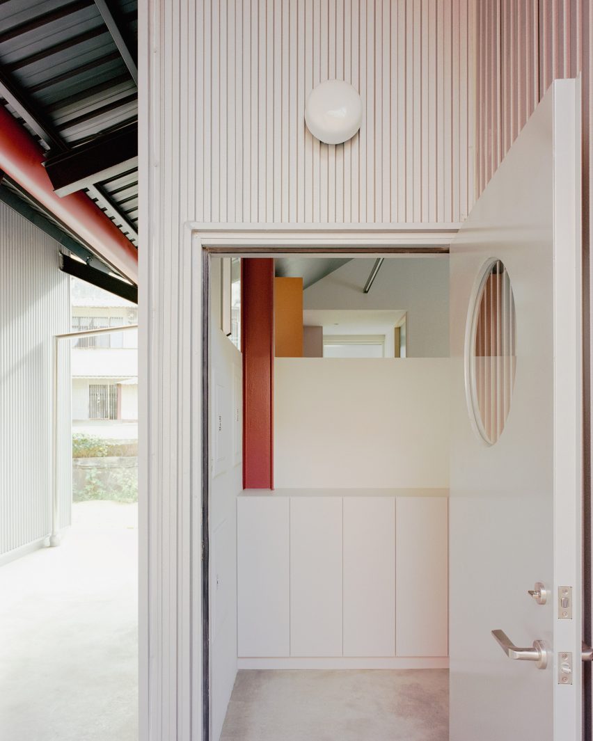 Double Roof House by Studio Tngtetshiu