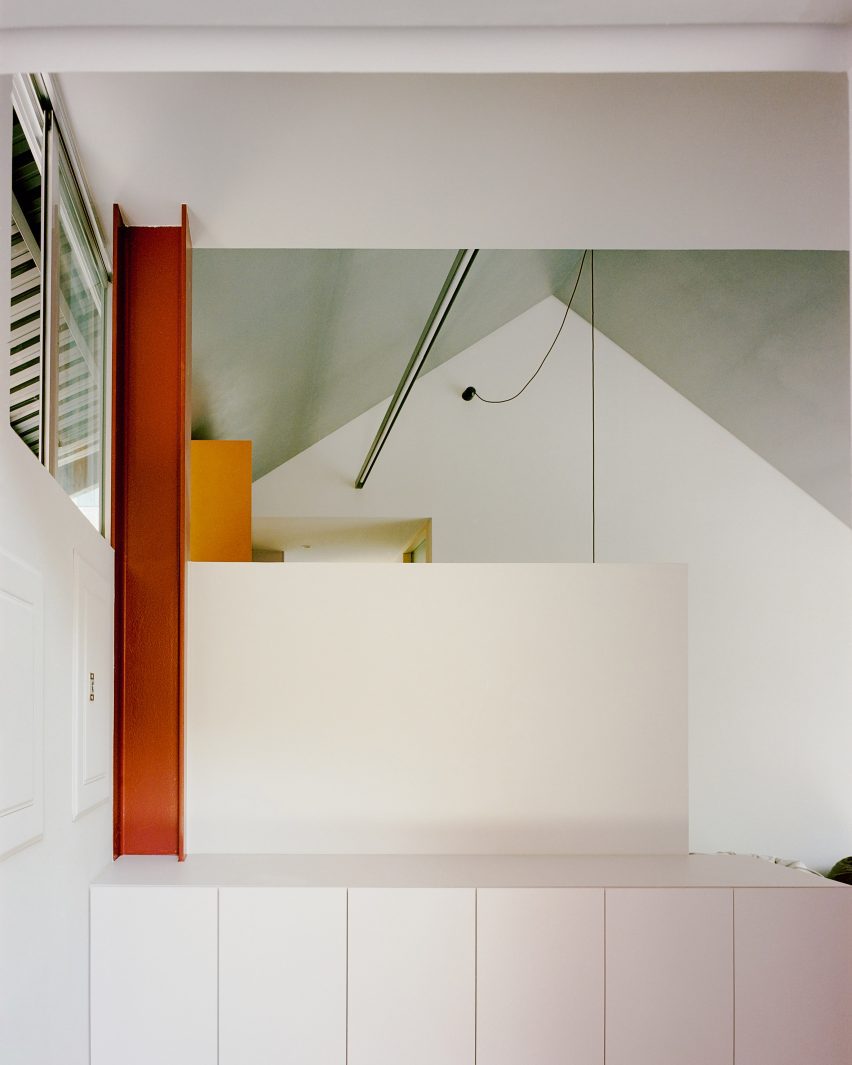Double Roof House by Studio Tngtetshiu