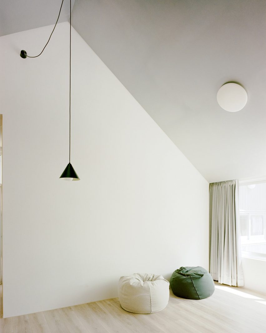 Double Roof House by Studio Tngtetshiu