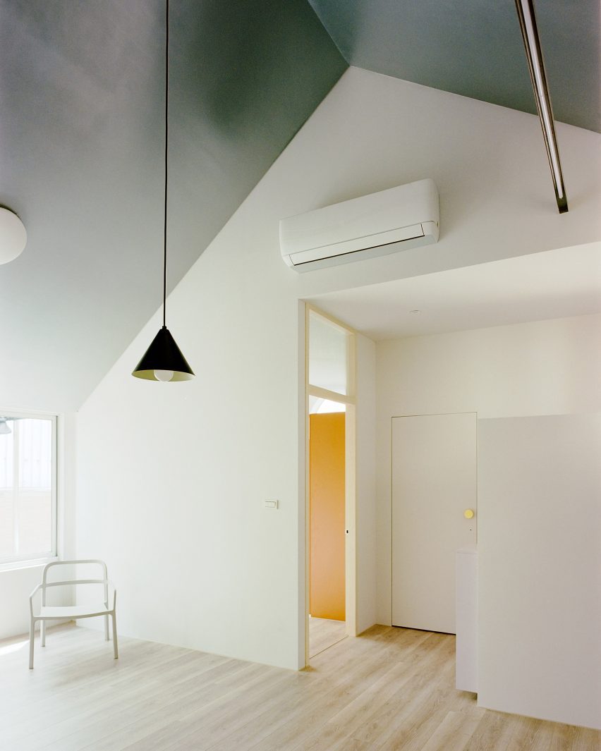 Double Roof House by Studio Tngtetshiu