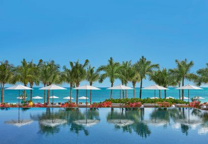 Beach club and infinity pool overlooking the ocean