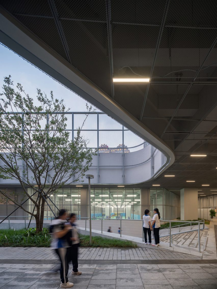 Futian High School Campus by Remix Studio