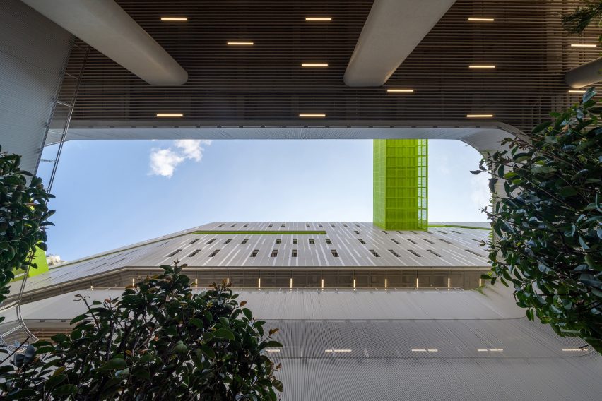 Futian High School Campus by Remix Studio