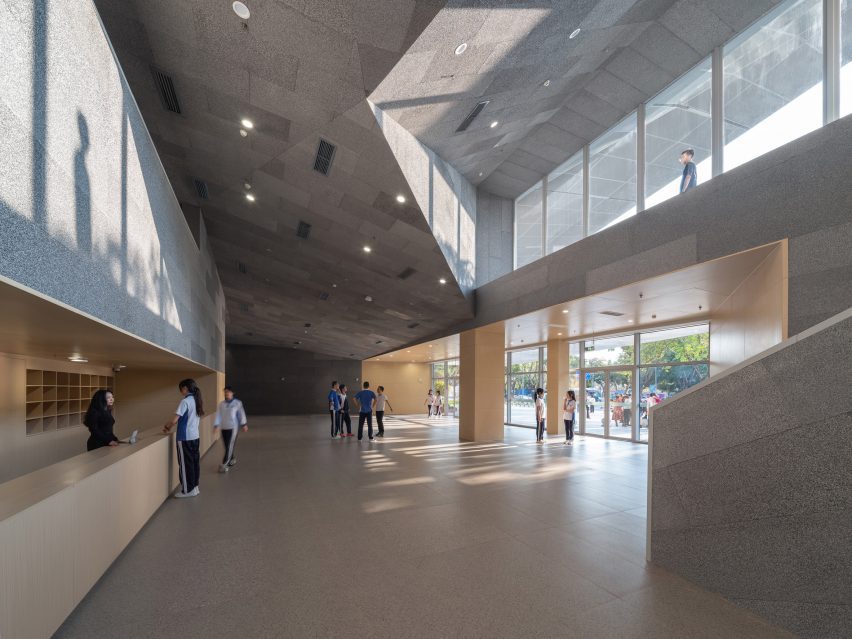 Futian High School Campus by Remix Studio