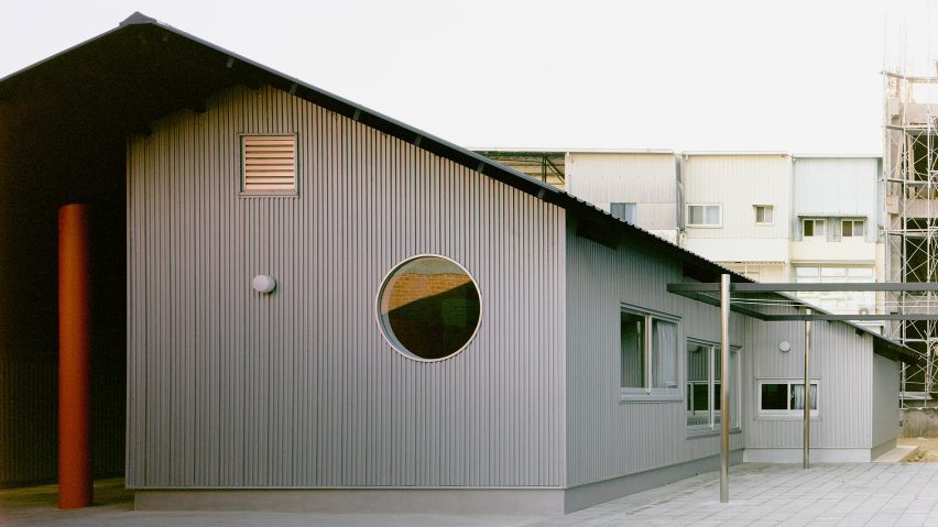 Double Roof House by Studio Tngtetshiu