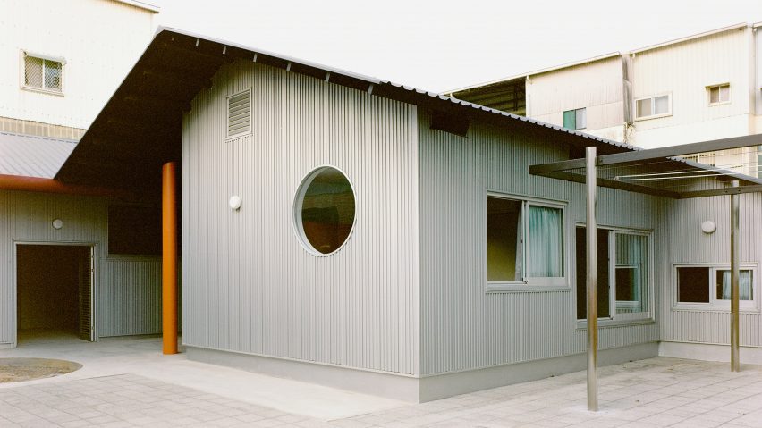Double Roof House by Studio Tngtetshiu