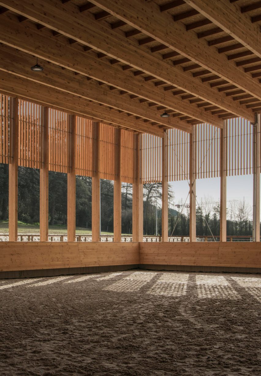 Les Écuries de la Roche stables by F+G Architectes