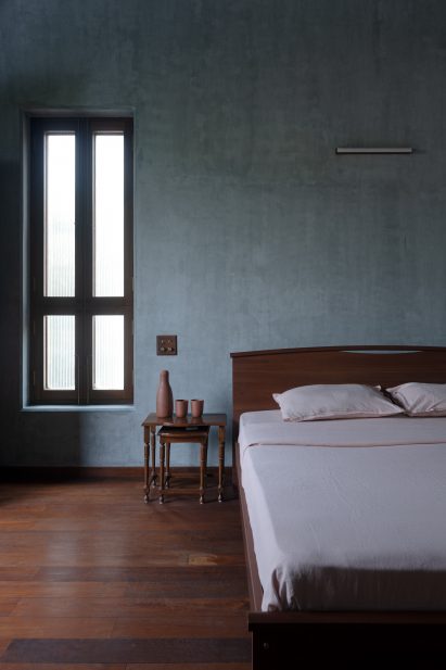 Blue-plaster bedroom