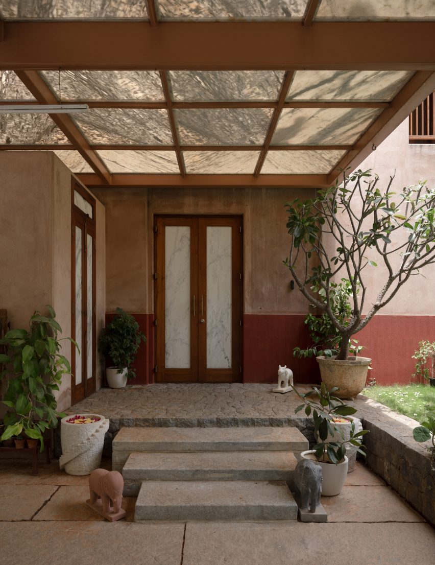 Mayalogili house by Nowhere in Hyderabad