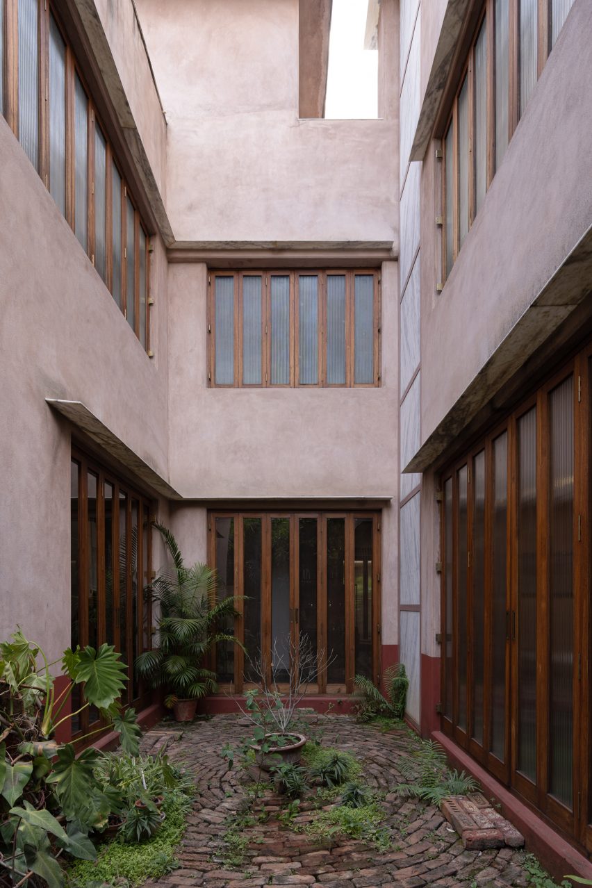 Mayalogili house by Nowhere in Hyderabad