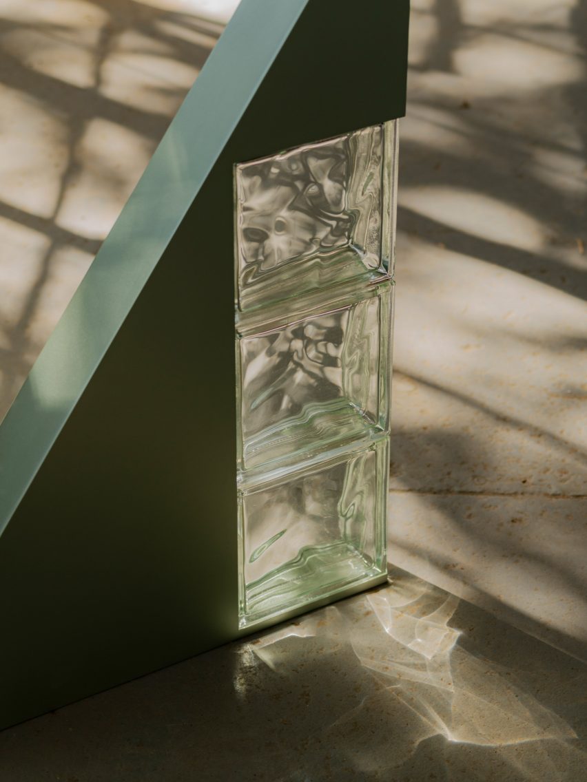 Sculpture with right angle and glass blocks