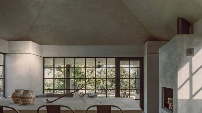 Pyramid ceiling in concrete with dining table