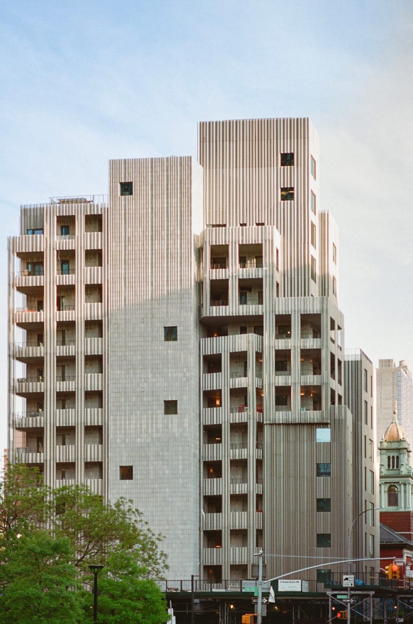 Building of several volumes in Brooklyn