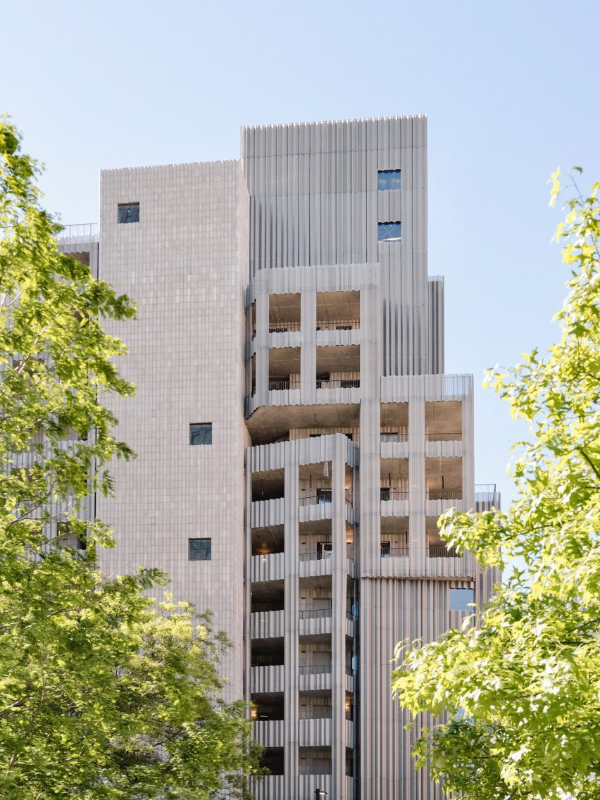 Building of several volumes in Brooklyn