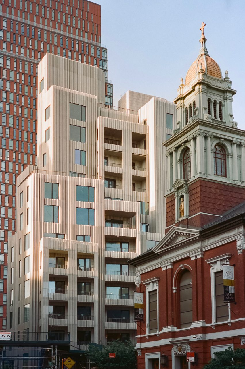 Building of several volumes in Brooklyn