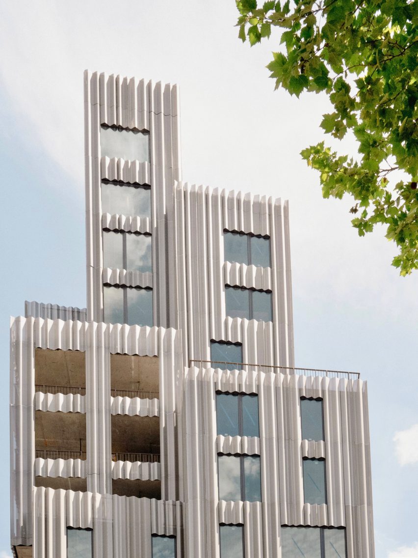 Building in Brooklyn of stacked volumes