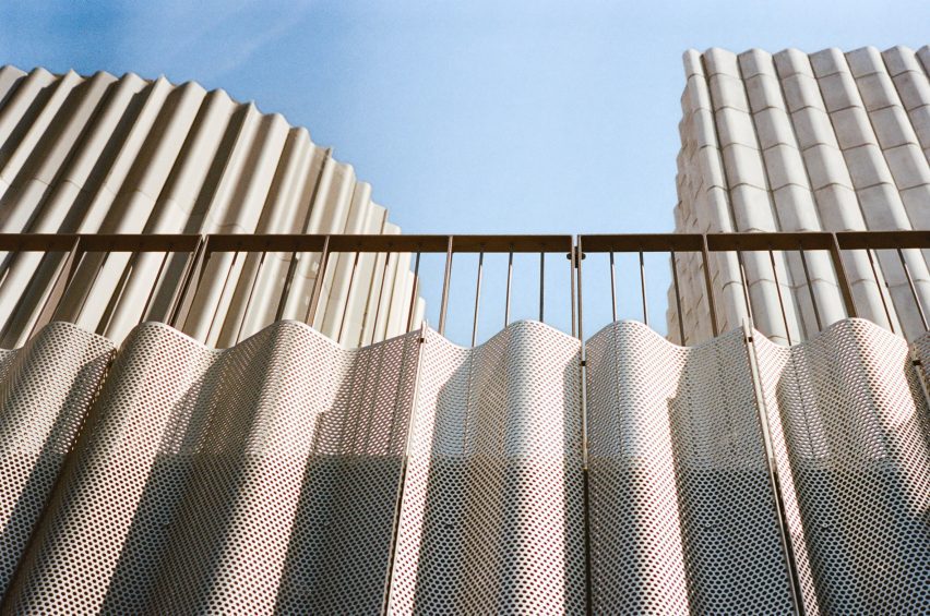 Wavy perforated metallic facade