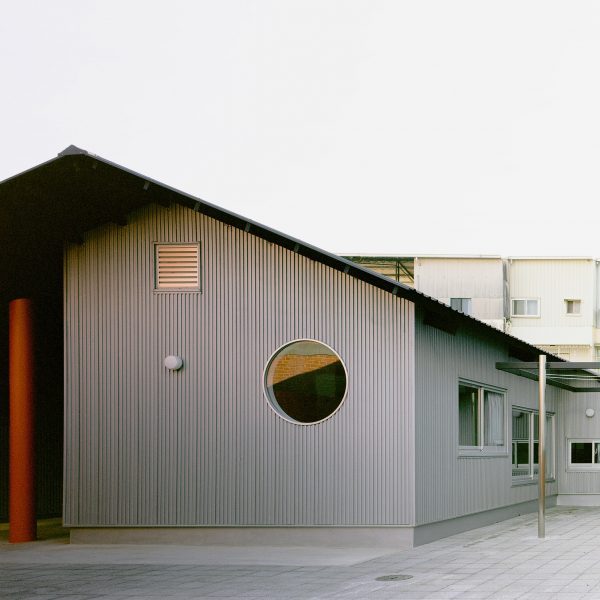 Double Roof House by Studio Tngtetshiu