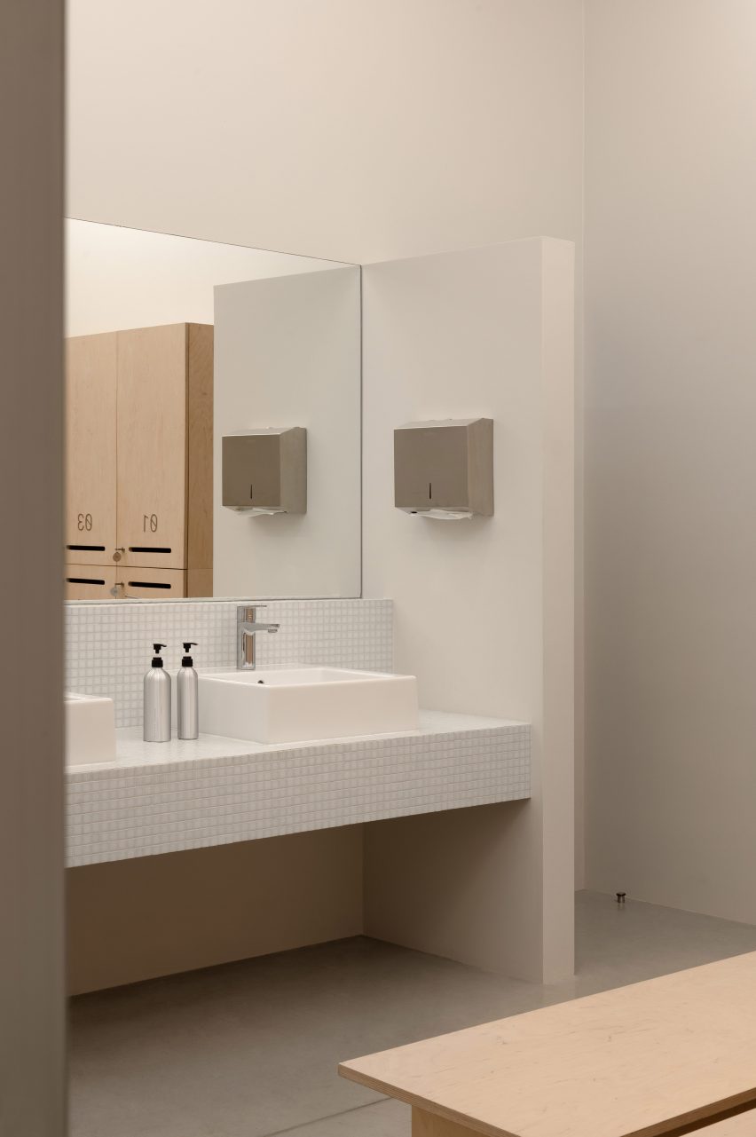 White kitchen counter